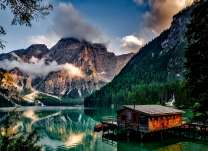 Туман в горах над озером