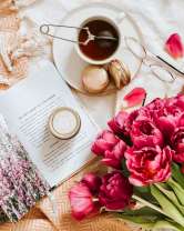 Пионовидные тюльпаны и кофе со сладостями