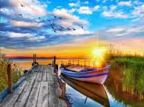 Лодка у причала на восходе солнца