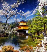 Уютный домик на берегу весеннего озера