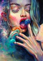 Девушка с планетами на пальчиках