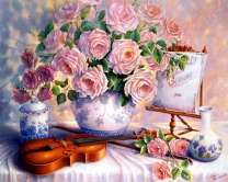 Скрипка и букет нежных роз на столе