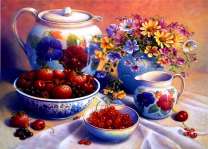 Спелые ягоды, чай и букетик цветов