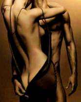 Объятия обнаженной пары