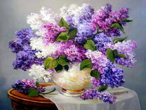 Белая ваза с ярким букетом сирени