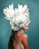 Большой цветок в прическе девушки