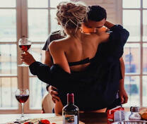 Влюблённые с вином