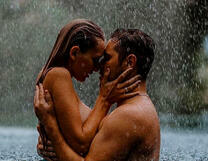 Обнаженная пара под водопадом