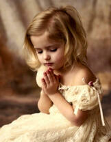 Маленькая девочка в белом платьице