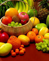 Летние фрукты в корзине и на столе