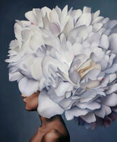 Девушка с крупным цветком в волосах