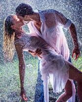 Поцелуй мокрой пары под дождём