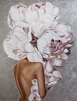 Девушка в цветочках пионов