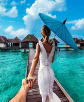 Девушка с зонтиком на тропическом курорте