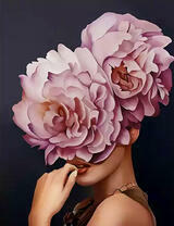 Девушка в маске из розовых цветов