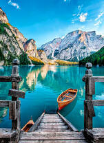 Лодка у причала среди гор