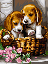 Милые щенки в корзинке возле цветов
