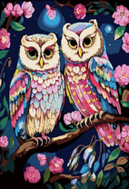 Две разноцветный совы на цветущем дереве