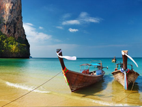 Лодки на песчаном берегу океана