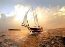 Парусник в лучах закатного солнца