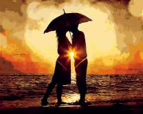 Поцелуй под зонтом на фоне солнца