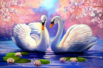 Красивая пара лебедей на озере с цветами