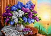 Букет сирени на окне и восходящее солнце