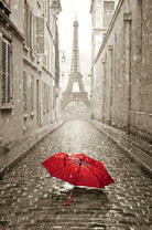 Красный зонт на улице Парижа в тумане