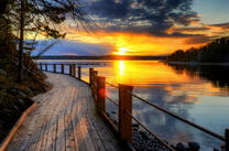 Закат у озера на причале