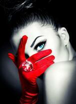 Загадочная девушка в красных перчатках