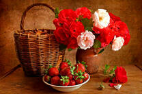Букет роз и корзинка клубники
