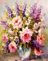 Розы и колокольчики в одном букете в вазе