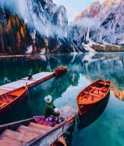 Причал у красочного озера в снежных горах