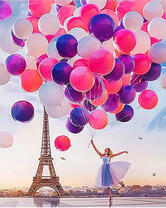 Танец девушки с воздушными шарами на фоне Эйфелевой башни
