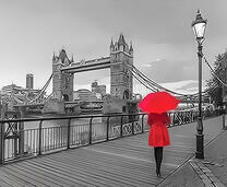 Девушка с красным зонтом на набережной в Лондоне