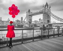 Девушка в красном пальто возле Тауэрского моста