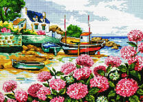 Дом на берегу моря и цветы