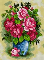 Голубая ваза с букетом красных роз