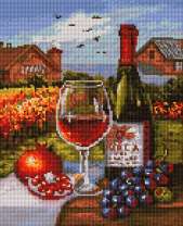 Вино, гранат и виноград на фоне деревни