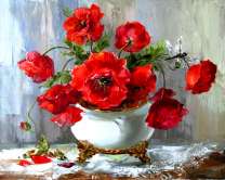 Маки в большой белой вазе