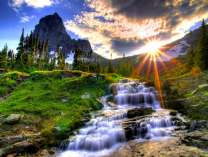 Лучи солнца выглядывают из-за горы