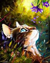 Кошечка под цветущими колокольчиками