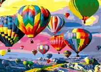 Разноцветные воздушные шары над горами