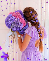 Девушка с цветами в сиреневом платье