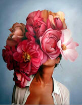 Девушка с букетом цветов над головой