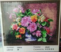 Деревянная лодка на лесном озере