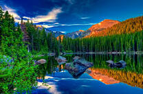 Озеро в весеннем лесу