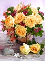 Яркий букетик нежных розочек в корзинке