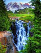 Водопад с видом на большие горы