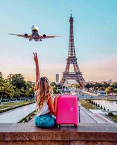 Девушка прилетела в Париж